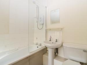 W łazience znajduje się umywalka, toaleta i prysznic. w obiekcie Larch Bed Cottage w mieście Worcester