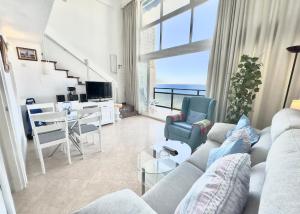 Posezení v ubytování Skol 609 - Duplex 1 Bedroom in Skol Marbella with Amazing Sea Views.
