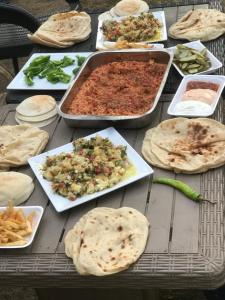 una mesa cubierta con diferentes tipos de comida en platos en Ahmed XCafe, en Minshāt Dahshūr