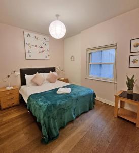 London City Apartments في لندن: غرفة نوم بسرير كبير ونافذة