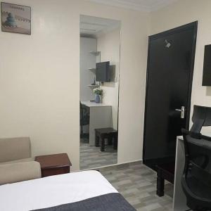 sypialnia z łóżkiem i salon w obiekcie Sharz place w mieście Nairobi