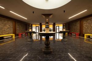 pokój z fontanną w środku budynku w obiekcie ARDEN PALACE Medical Resort & SPA w mieście Satanów