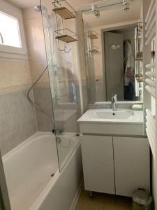 W łazience znajduje się prysznic, umywalka i wanna. w obiekcie Maisonnette, 5 Pers, 500m plage, Parking, Terrasse w Cap d'Agde