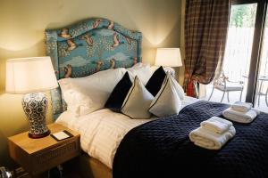 Una cama o camas en una habitación de Tankardstown House
