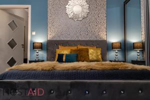 Postel nebo postele na pokoji v ubytování V68 Design Apartment - hostAID