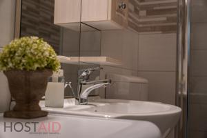 Koupelna v ubytování V68 Design Apartment - hostAID