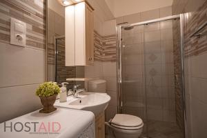 Koupelna v ubytování V68 Design Apartment - hostAID