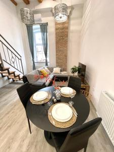 un soggiorno con tavolo e sedie neri di The Comfortable Loft a Lubiana