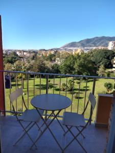 stół i krzesła na balkonie z widokiem w obiekcie Estudio Minerva 429, Costa del Sol w mieście Benalmádena