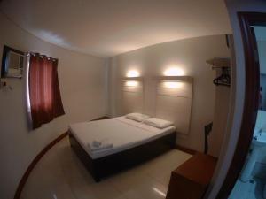 カガヤン・デ・オロにあるD' Loft Inn CDOの小さなベッドルーム(ベッド1台付)