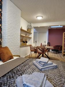 ein Schlafzimmer mit einem Bett, Stühlen und einem Tisch in der Unterkunft bijDorien in Gennep
