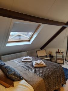 ein Schlafzimmer mit einem Bett mit zwei Handtüchern darauf in der Unterkunft bijDorien in Gennep