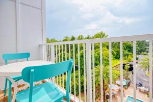 Habitación con balcón con mesa y sillas. en Grand Two Bedroom Two Bathroom Apartment with Balcony en Gainesville