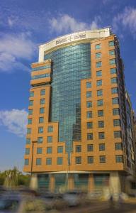 ein hohes Gebäude mit vielen Fenstern in der Unterkunft Paragon Hotel Apartments in Abu Dhabi