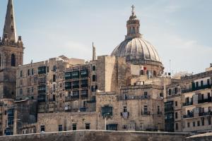 uma vista para a cidade velha de Jerusalém em Melior Boutique Hotel em Valletta
