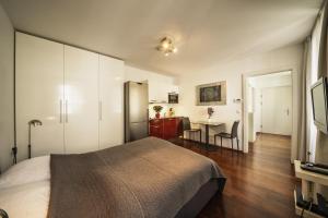 a bedroom with a bed and a desk and a television at Schlossquadrat Apartement 15 in Vienna