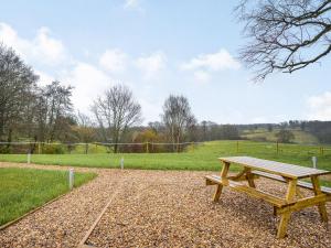 una mesa de picnic de madera frente a un campo en Coton - Ukc5324, en East Haddon