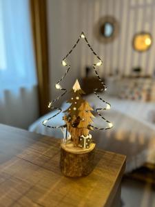 un pequeño árbol de Navidad con luces en una mesa en WOOD Studio Sinaia, en Sinaia