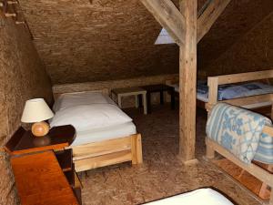 Tempat tidur dalam kamar di Kamenný Mlýn