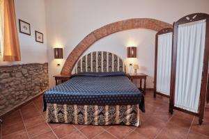 カスティリオーネ・デッラ・ペスカーイアにあるAgriturismo Pavoneのベッドルーム1室(大型ベッド1台付)