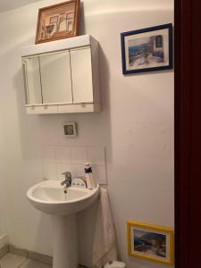 a bathroom with a sink and a mirror at Petite chambre in Halluin