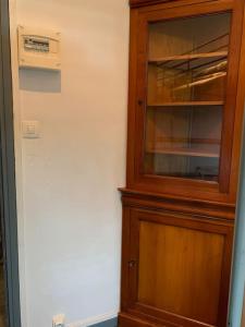 une armoire en bois dans l'angle d'une pièce dans l'établissement Petite chambre, à Halluin