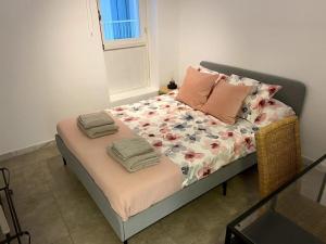 Bett mit Kissen darauf in einem Zimmer in der Unterkunft Moderno duplex en la Tacita de Plata in Cádiz