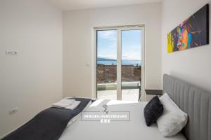 Posteľ alebo postele v izbe v ubytovaní Penthouse Seaview Emilia