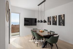 Televízia a/alebo spoločenská miestnosť v ubytovaní Penthouse Seaview Emilia