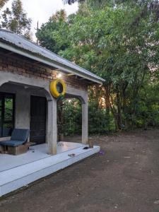Eine Veranda eines Hauses mit einem gelben Frisbee drauf. in der Unterkunft Arusha Holiday Safari in Arusha