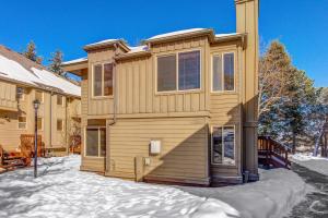 een houten huis met sneeuw ervoor bij Hidden Creek Gem in Park City