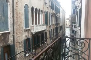 vista su un vicolo dal balcone di un edificio di Appartamento Duodo o Barbarigo a Venezia