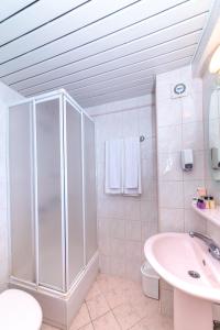 een badkamer met een douche, een wastafel en een toilet bij Contess By Faros in Marmaris