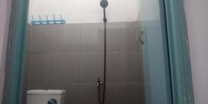 KalakにあるPlatar Ombo Homestayのバスルーム(シャワーブース、トイレ付) +78枚の写真