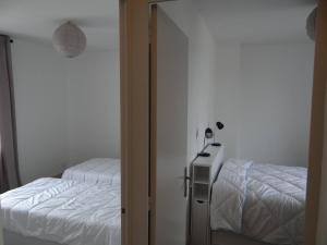 En eller flere senge i et værelse på La Petite Treille