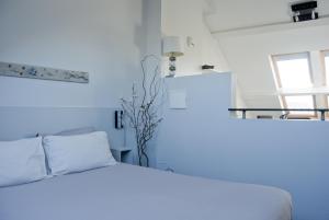 Un dormitorio blanco con una cama blanca y una ventana en Smartappart Cherbourg (la rose des vents) en Cherburgo