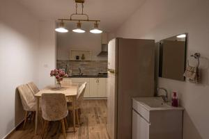 Köök või kööginurk majutusasutuses Step To Hermon Big appartment