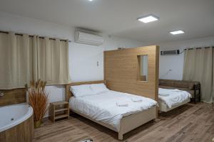 מיטה או מיטות בחדר ב-Step To Hermon Big appartment