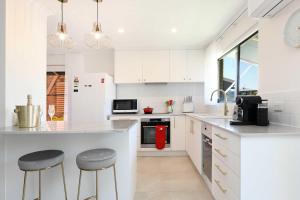 A kitchen or kitchenette at North Facing Gem