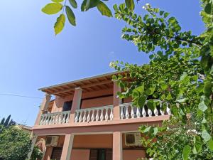 Ban công/sân hiên tại Iren Holiday Apartment