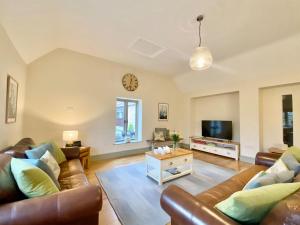 a living room with a couch and a tv at Tull - Uk4270 in Dyrham