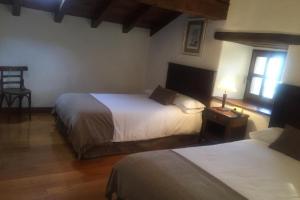Cette chambre comprend 2 lits et une fenêtre. dans l'établissement MAITETXU HABITACION, à Viscarret-Guerendiáin