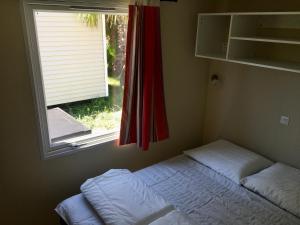 Posteľ alebo postele v izbe v ubytovaní De Pujol Greenchalets Argeles sur Mer