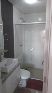 y baño con aseo, lavabo y ducha. en Duplex-318 até 8 pessoas, en Florianópolis