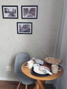 une table avec des assiettes et des tasses en haut dans l'établissement Relax Sampa, à São Paulo