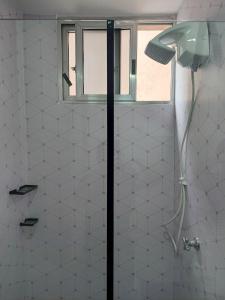 y baño con ducha con cabezal de ducha. en Relax Sampa, en São Paulo