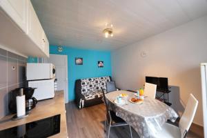 kuchnia i jadalnia ze stołem w pokoju w obiekcie Appartement Rue du lac w mieście Gérardmer +3 zdjęcia
