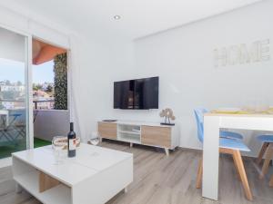 Televízia a/alebo spoločenská miestnosť v ubytovaní Cubo's Miraflores del Palo Urban