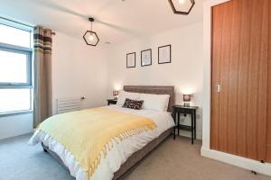 a bedroom with a large bed and a window at CannySuite 1BED in London