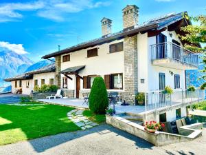 una casa en las montañas con un patio en Villa di Charme, en Gignod